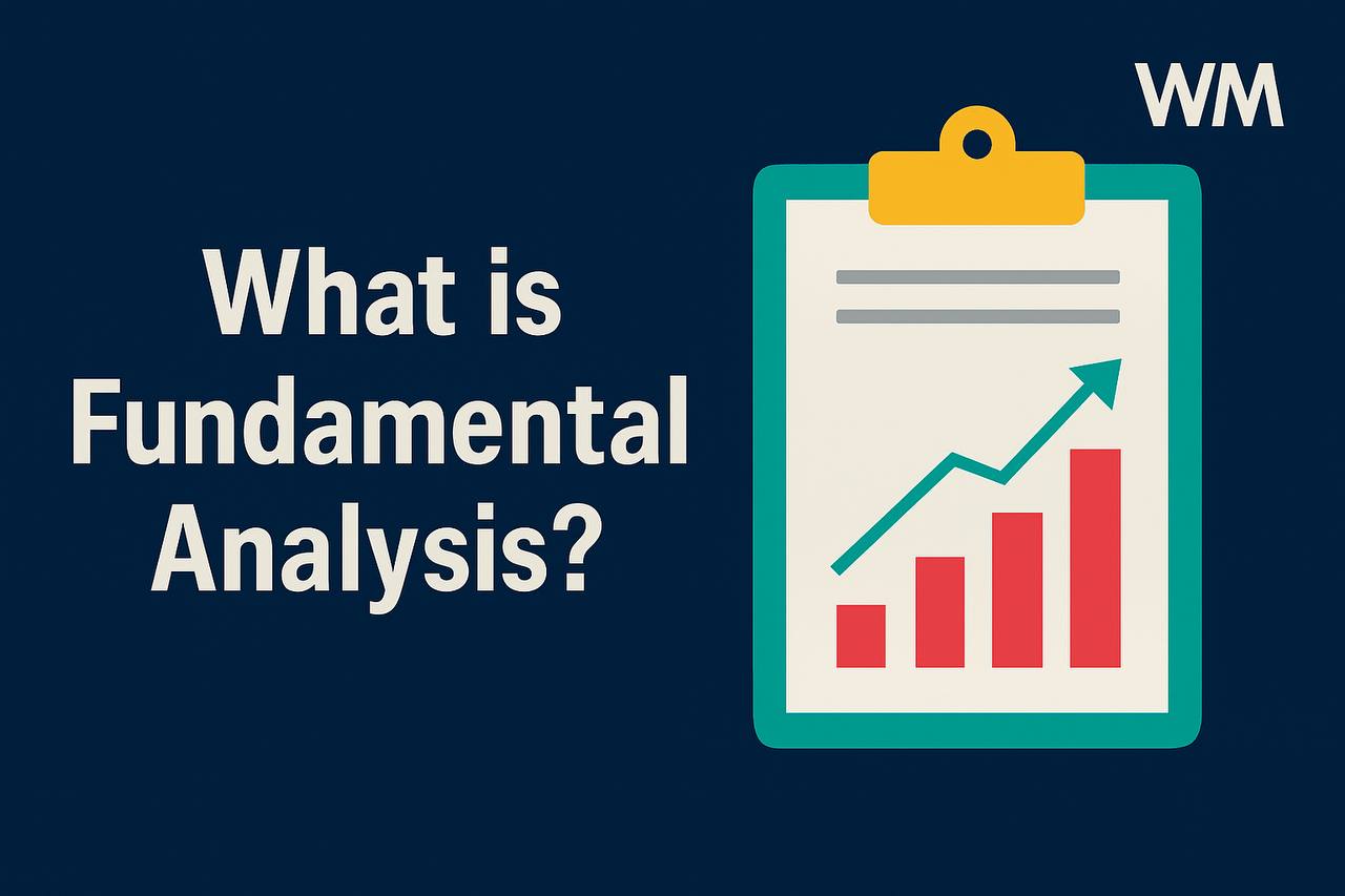 تصویری از مفهوم تحلیل فاندامنتال شامل نمودار صعودی روی تخته گزارش (کلیپ‌بورد) و متن ‘What is Fundamental Analysis?’ با پس‌زمینه آبی تیره و لوگوی WM
